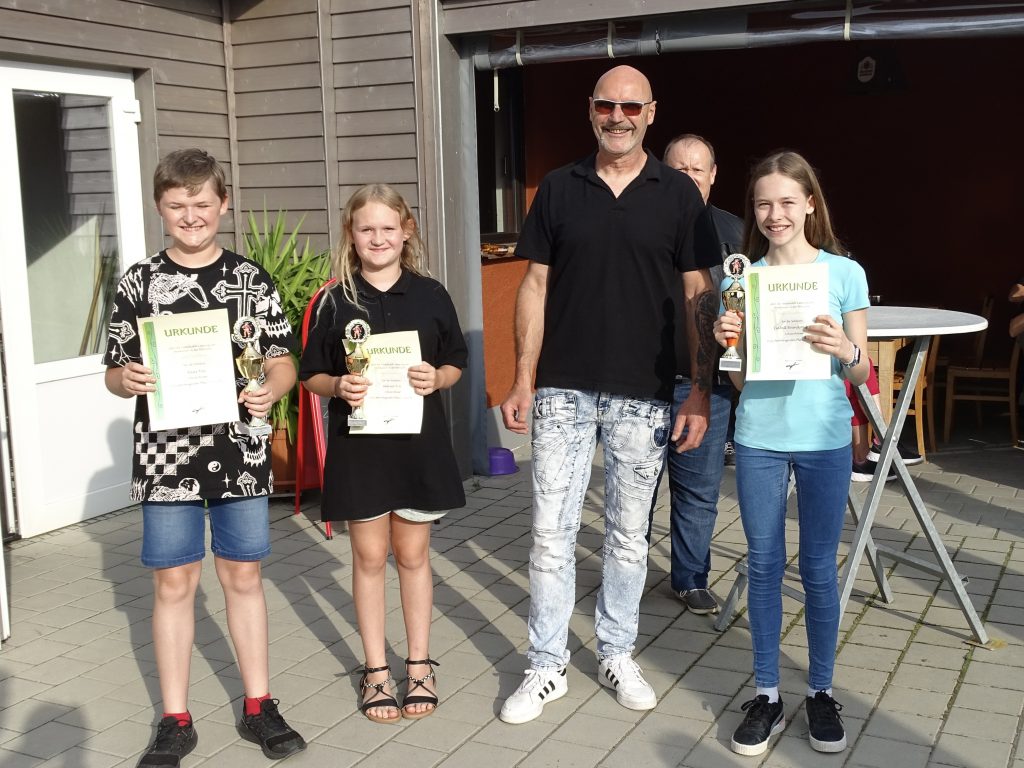 Die erfolgreichen und sichtlich stolzen Bogenschützen in der Schülerklasse